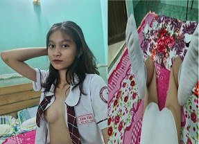sex tuk4 Em gái lồn không lông thẩm du với chim giả